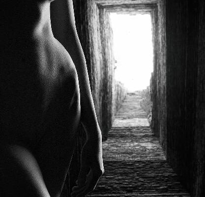 הצד האפל של הזנות: הבנת השלכותיה המשפטיות והחברתיות הצד האפל של הזנות: הבנת השלכותיה המשפטיות והחברתיות