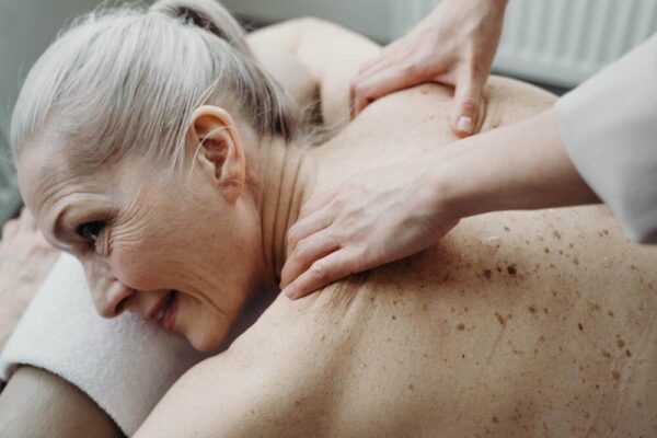 הסוד לעיסוי אירוטי: לגלות את כוחו של מגע חושני הסוד לעיסוי אירוטי: לגלות את כוחו של מגע חושני